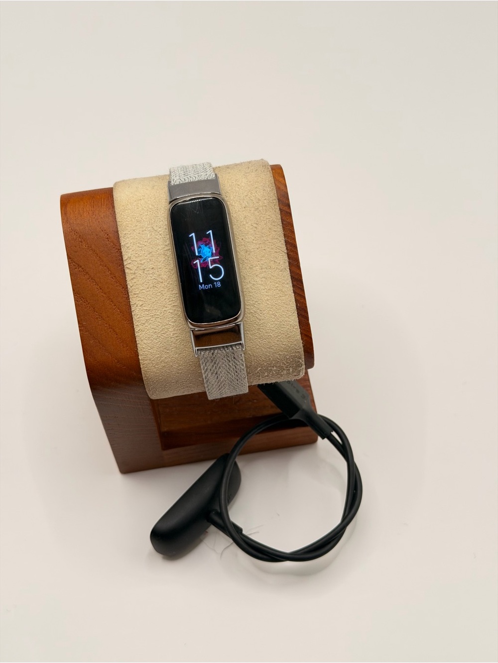 Fitbit Luxe, Tested, Chrome Case, Rare Color, Charger Included, New Band